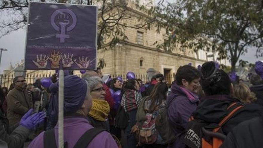 Miles de personas se concentran en el Parlamento.