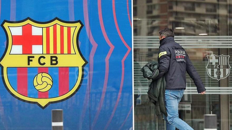 Un policia entra a les dependències del Futbol Club Barcelona, dins del recinte del Camp Nou