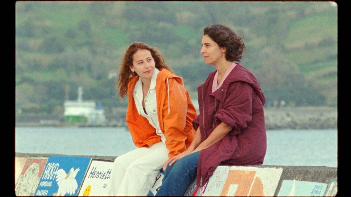 Las actrices Irene Escolar y Agustina Muñoz, en "Ariel", de Lois Patiño.