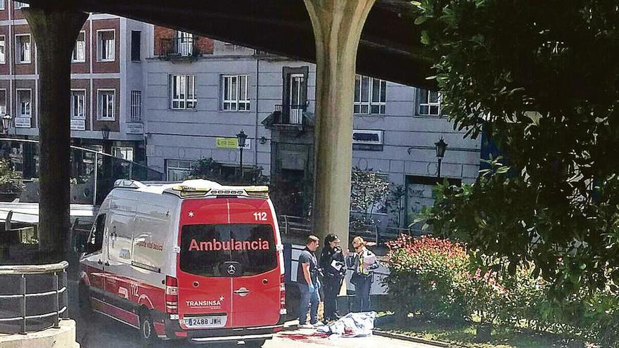 Muere al precipitarse desde la Pasarela