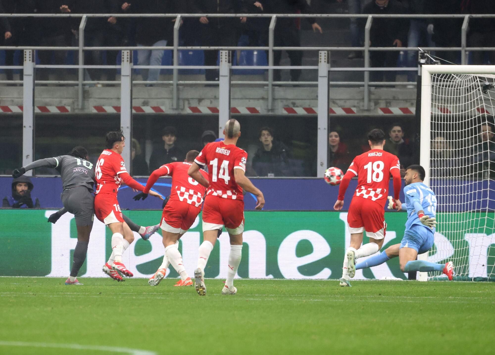 Como (Italy), 22/01/2025.- AC Milan's Rafael Leao (L) scores the 1-0 goal against Girona's goalkeeper Paulo Gazzaniga (R) during the UEFA Champions League soccer match between AC Milan and Girona, in Milan, Italy, 22 January 2025. (Liga de Campeones, Italia) EFE/EPA/MATTEO BAZZI