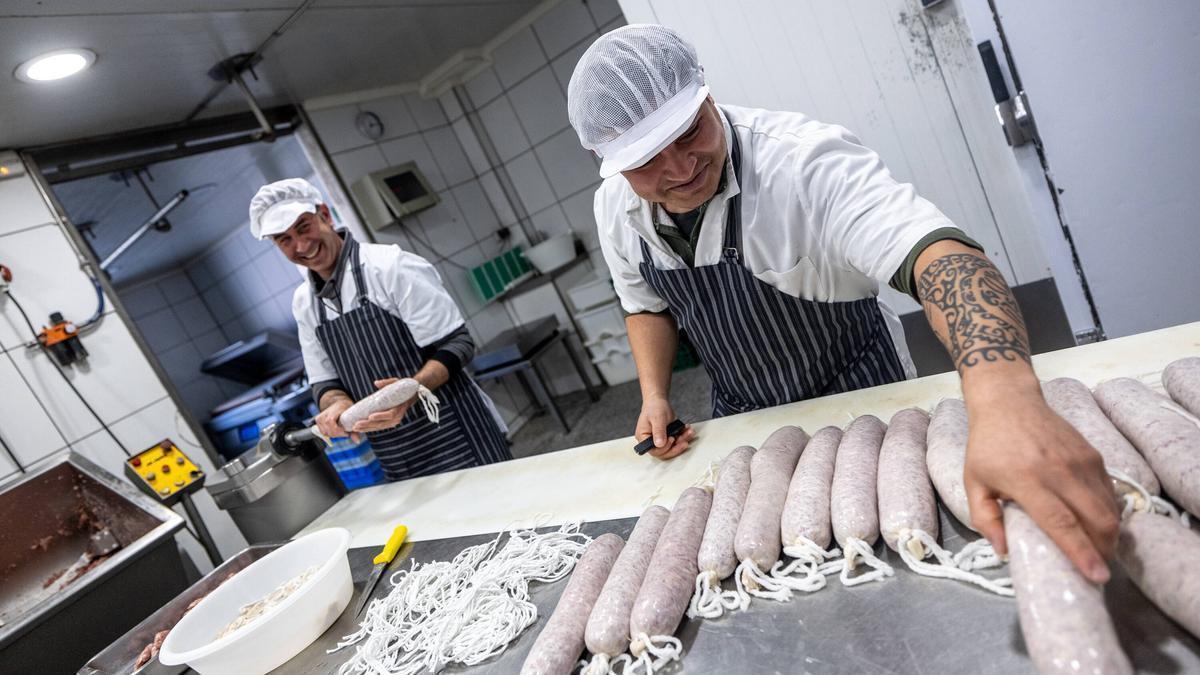 Proceso de elaboración de la longaniza en el obrador de Xevi Codina, de la charcutería Can Codina de Taradell (Osona).