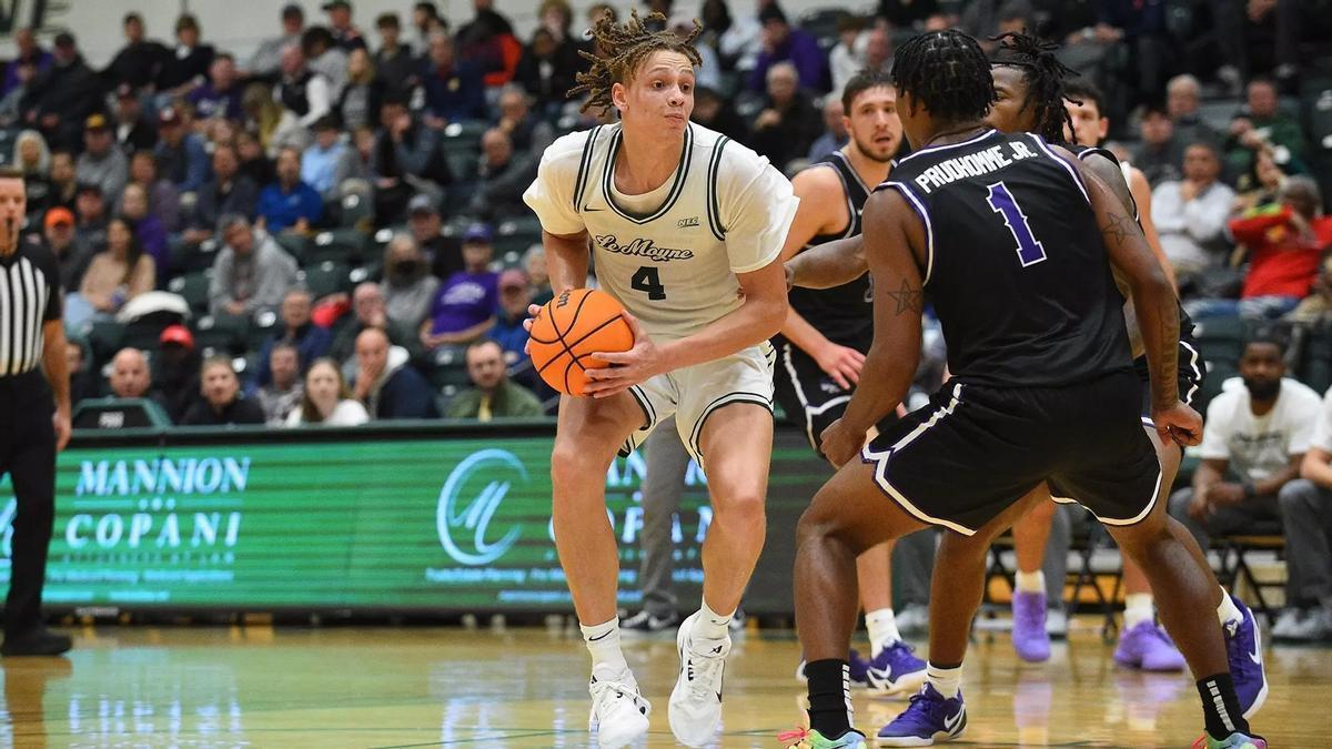 Shilo Jackson en un partido con su equipo universitario de Le Moyne