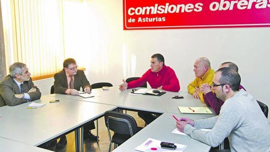 Maximino García, en el centro, junto a Gaspar Llamazares, Jesús Iglesias y varios miembros de CC OO.