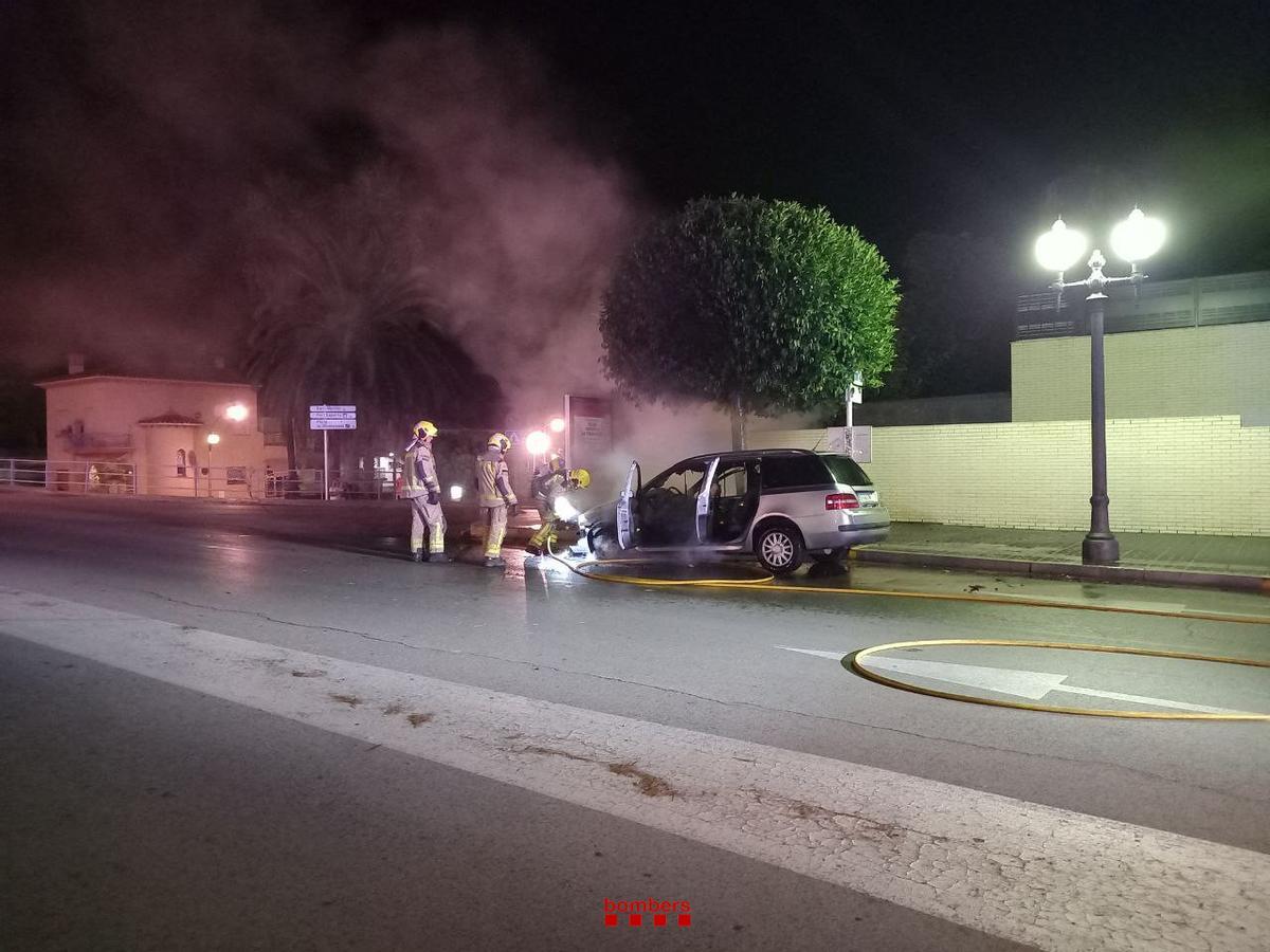 Un coche incendiado en Tarragona