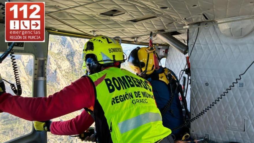 Rescatan en helicóptero a una escaladora atrapada y suspendida en el aire a 30 metros de altura en Fortuna