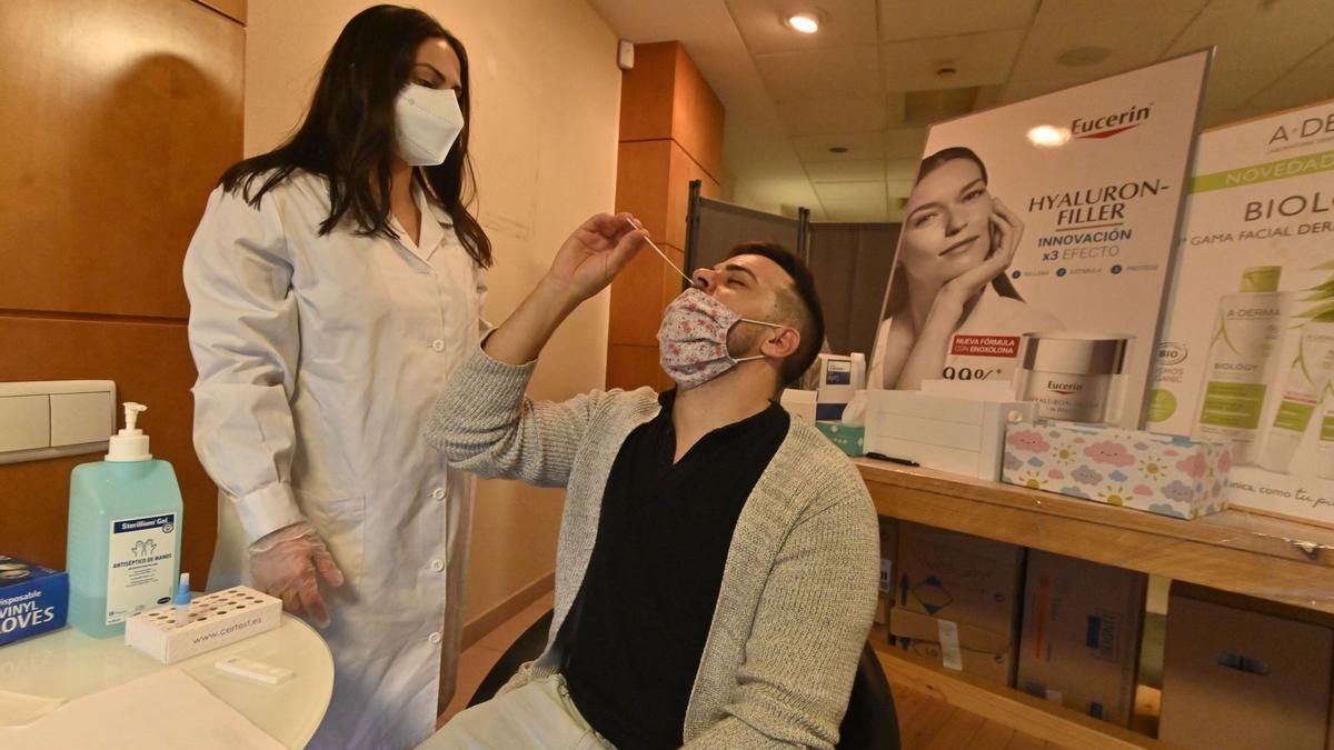 Prueba de antígeno en una farmacia de la Comunidad Valenciana.