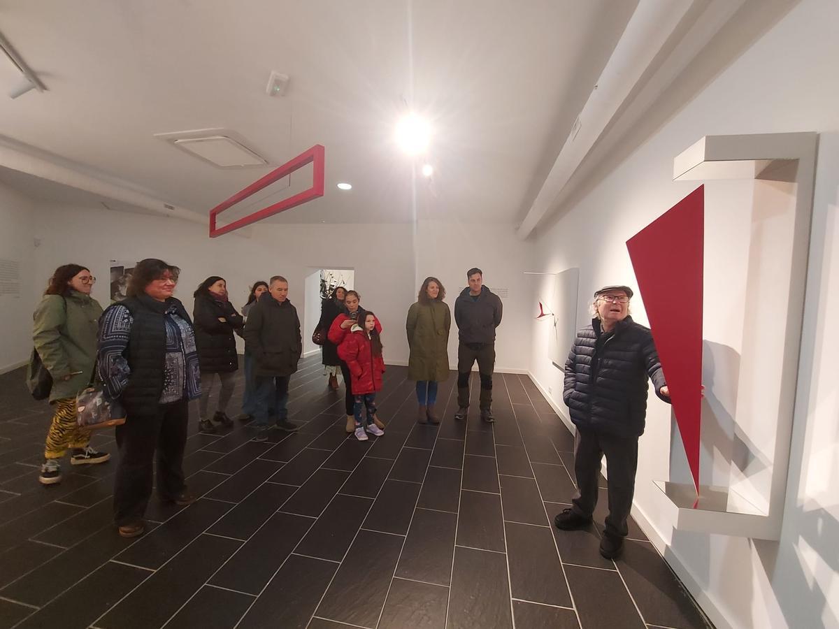 En imágenes: La primera visita guiada al "Universo Herminio", un éxito en La Caridad