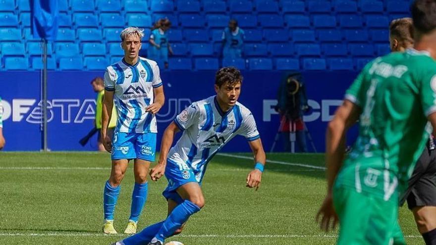 Lucas de Veha conduce el balón ante el Cornellà.