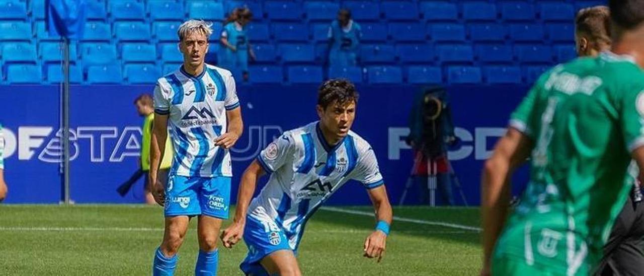 Lucas de Veha conduce el balón ante el Cornellà.