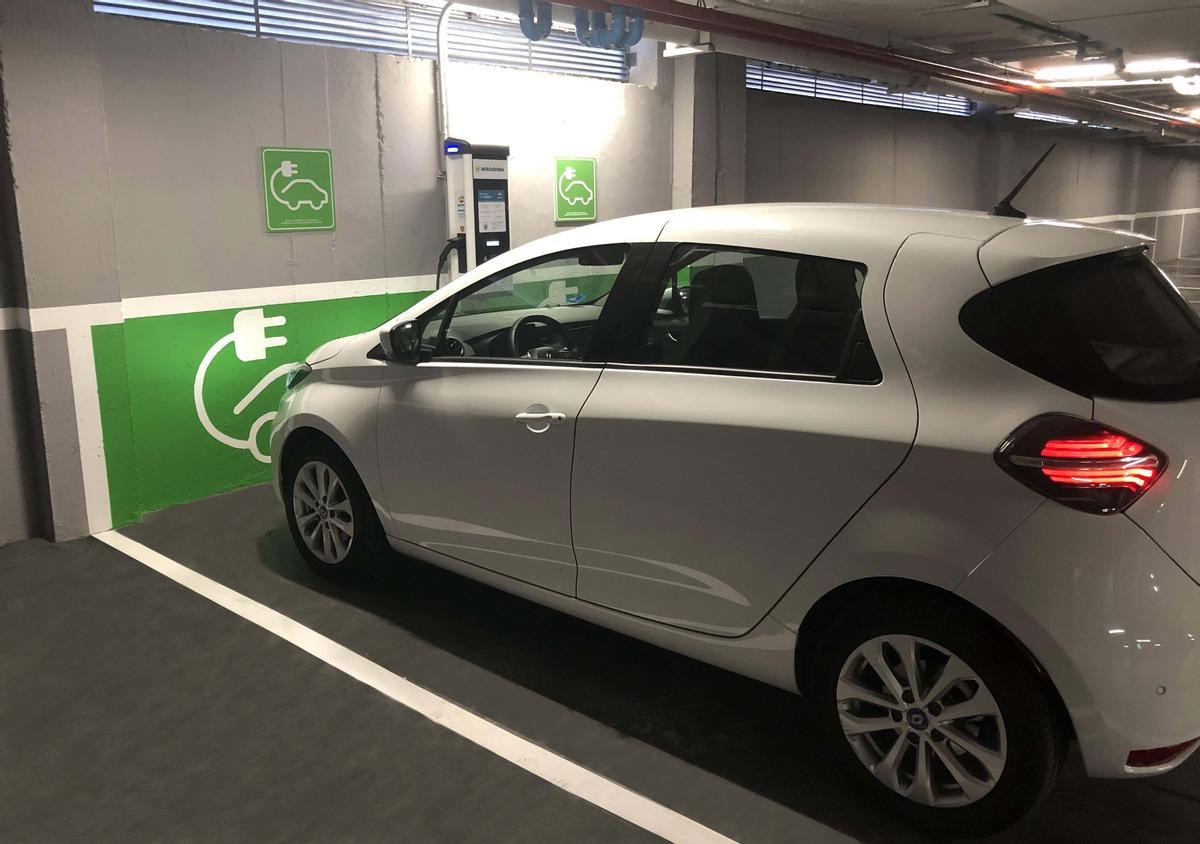 Vehículo recargando en el parking de una tienda de Mercadona