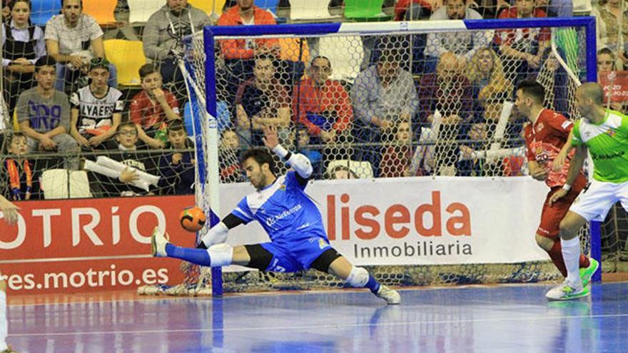 Carlos Barrón, portero del Palma Futsal, detiene un balón.