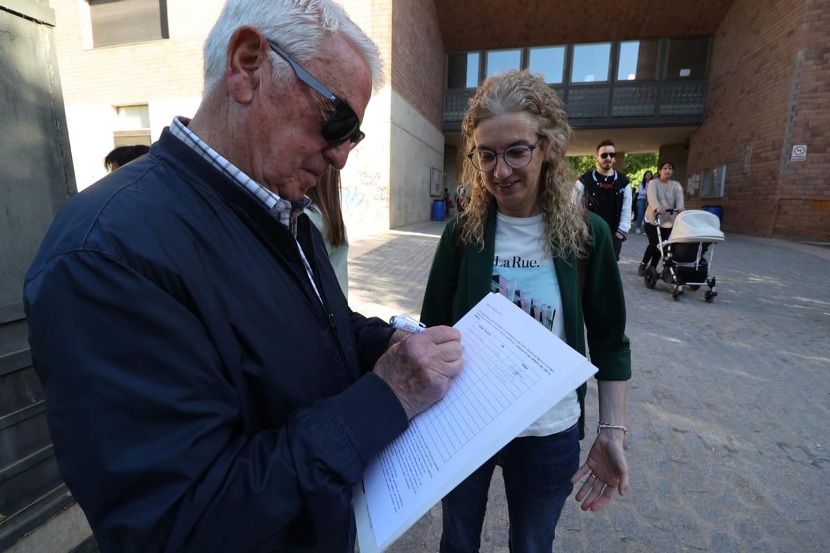 Un hombre contribuyendo con su firma a la campaña.