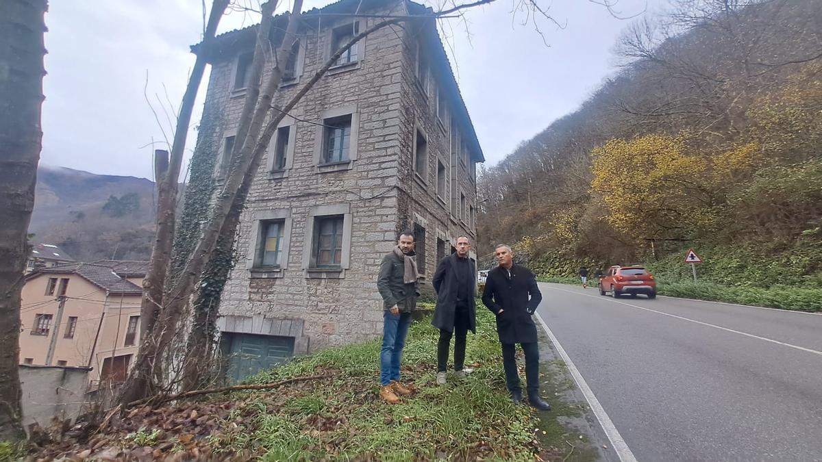 Por la inquierda, el director general de Vivienda, Jesús Daniel Sánchez, junto a Ovidio Zapico yMino García, junto a la antigua Casa de Ingenieros.