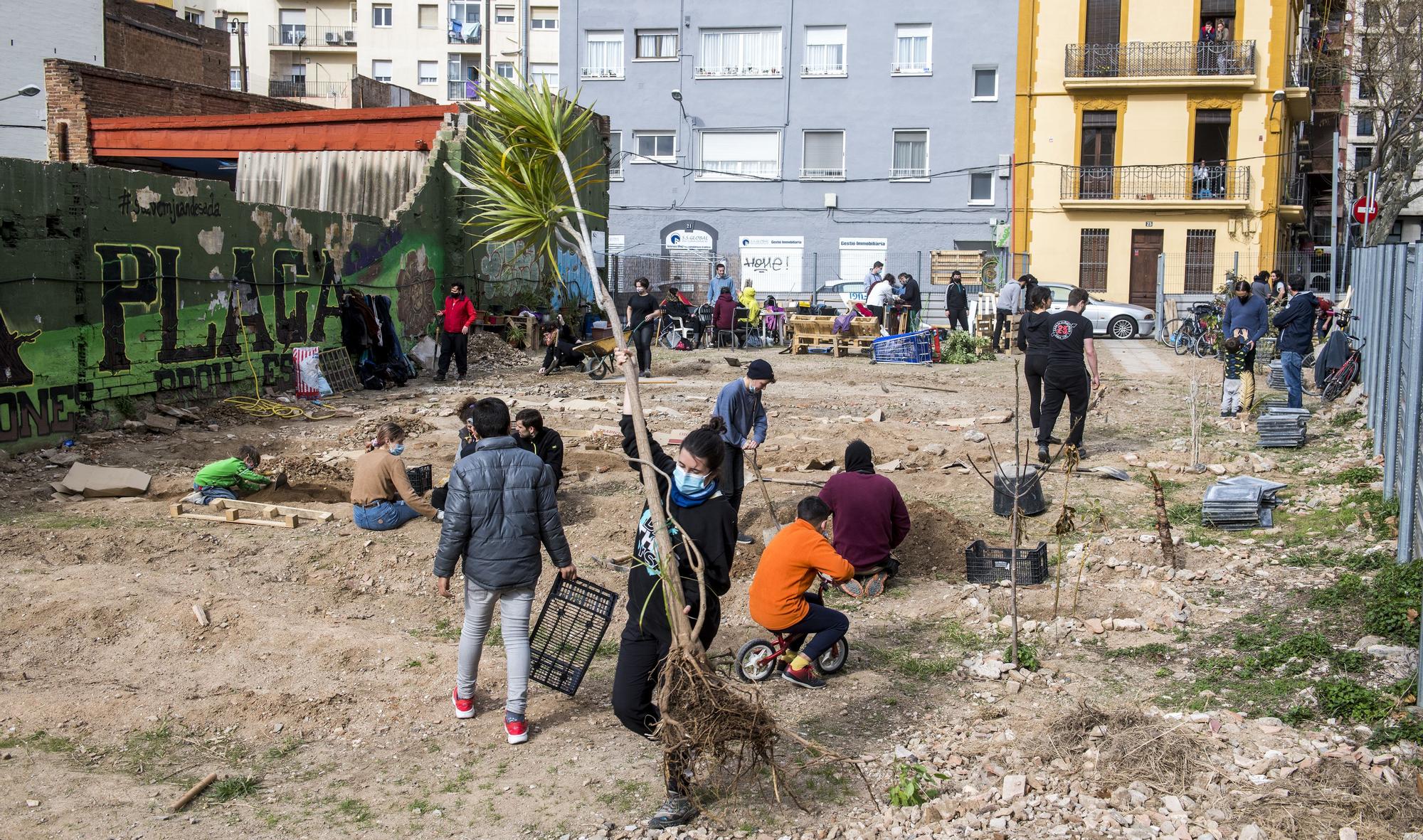 Vecinos trabajando en Juan de Sada.