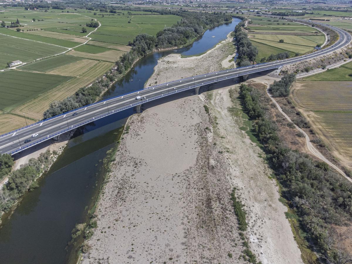 El Ebro ocupa un tercio de su cauce, a la altura del puente de la autovía.