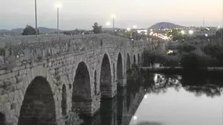 La Policía Nacional salva la vida de una anciana que cayó del Puente Romano de Mérida