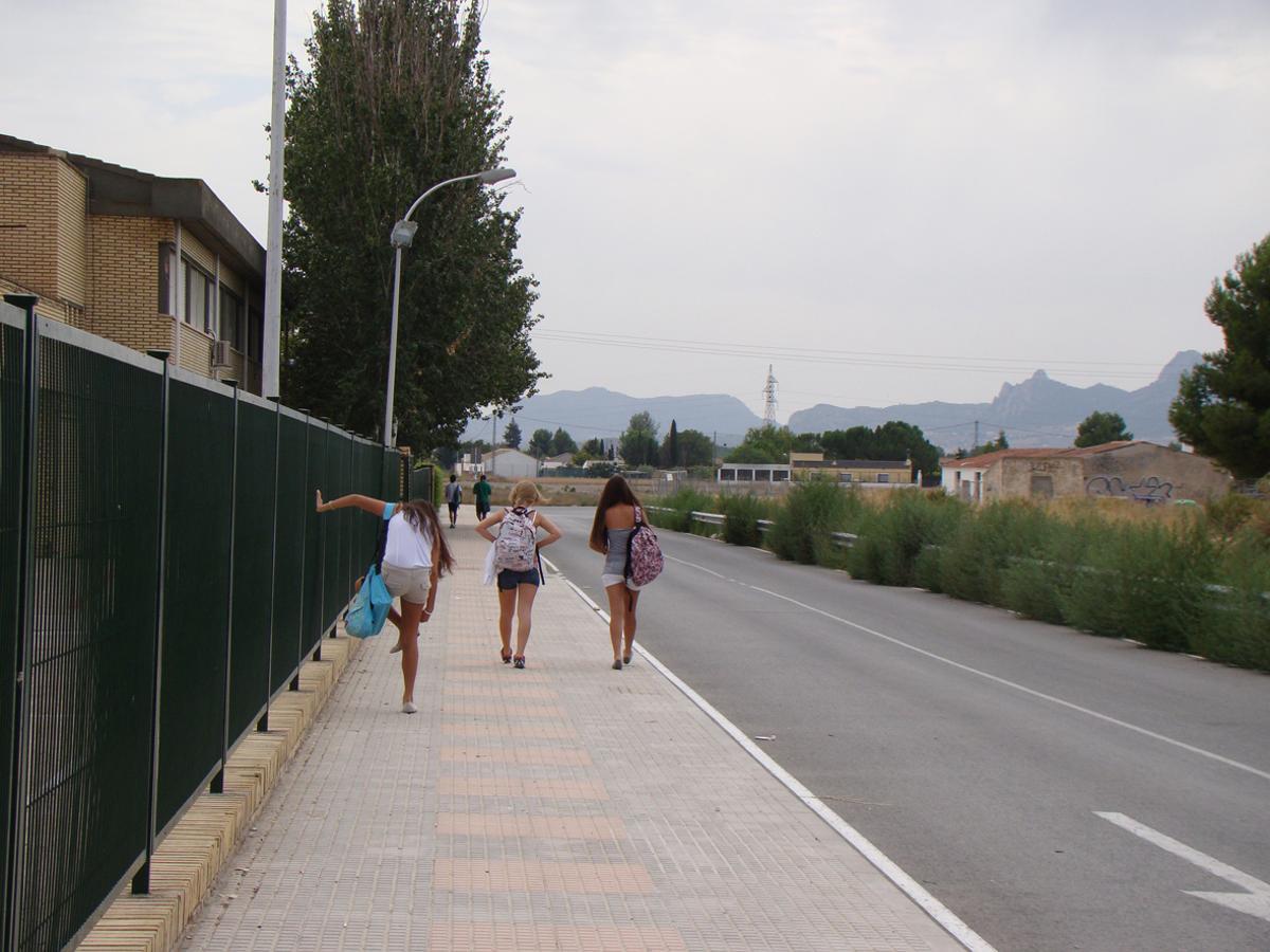 Alumnas de Villena camino del instituto.