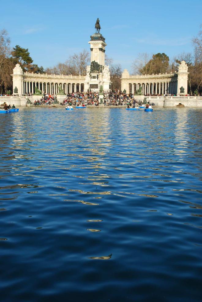 Monumento al rey Alfonso XII, a orillas del estanque del parque El Retiro de Madrid