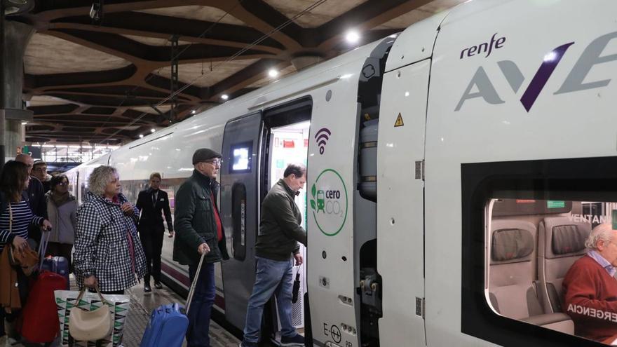 Gran éxito del tren madrugador a Madrid, que los empresarios piden que llegue aún antes y sin más paradas