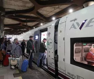 Gran éxito del tren madrugador a Madrid, que los empresarios piden que llegue aún antes y sin más paradas