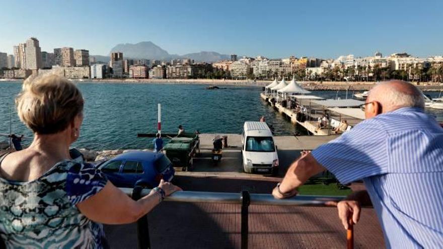 Dos turistas observan el puerto en el que mañana desembarcarán a los cruceristas.