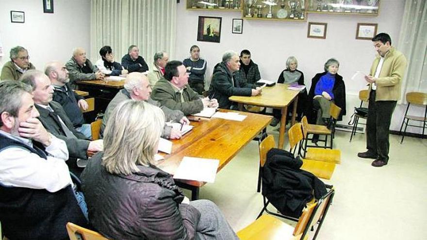 El abogado Antonio García, de pie, analiza la propuesta urbanística de la zona rural con los portavoces vecinales.