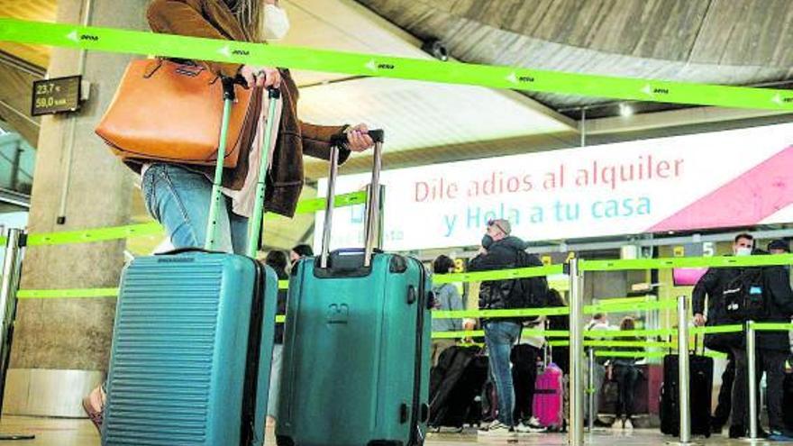 Operación salida de la pasada Semana Santa en el aeropuerto de Los Rodeos.