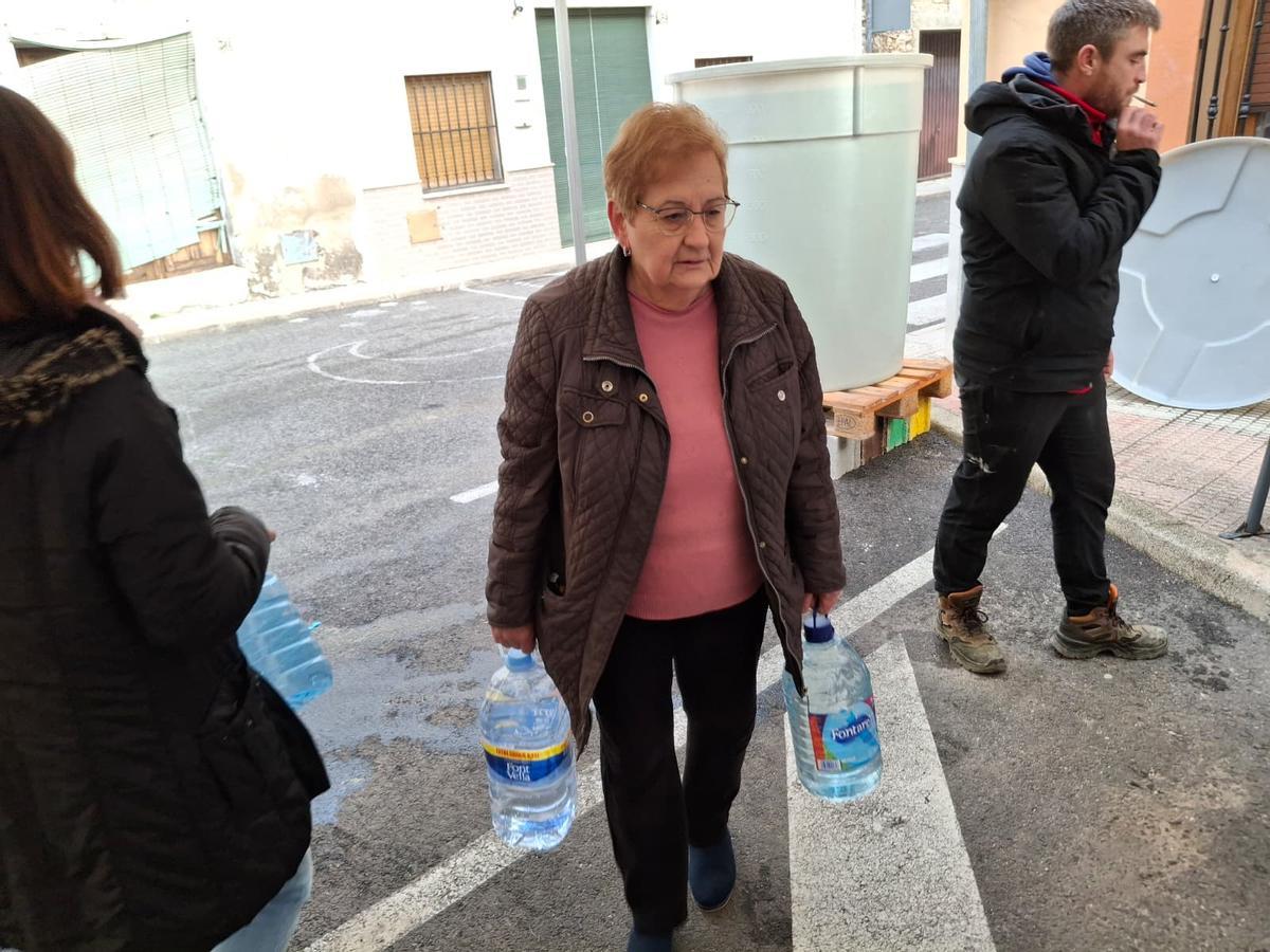 Una vecina carga dos garrafas