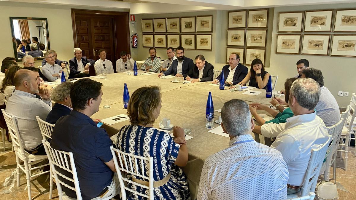 Alberto Mayoral y Luis Planas, en el centro, en la reunión mantenida este miércoles con empresarios en Córdoba.