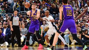 Luka Doncic asistiendo a Austin Reaves en el Spurs - Lakers.