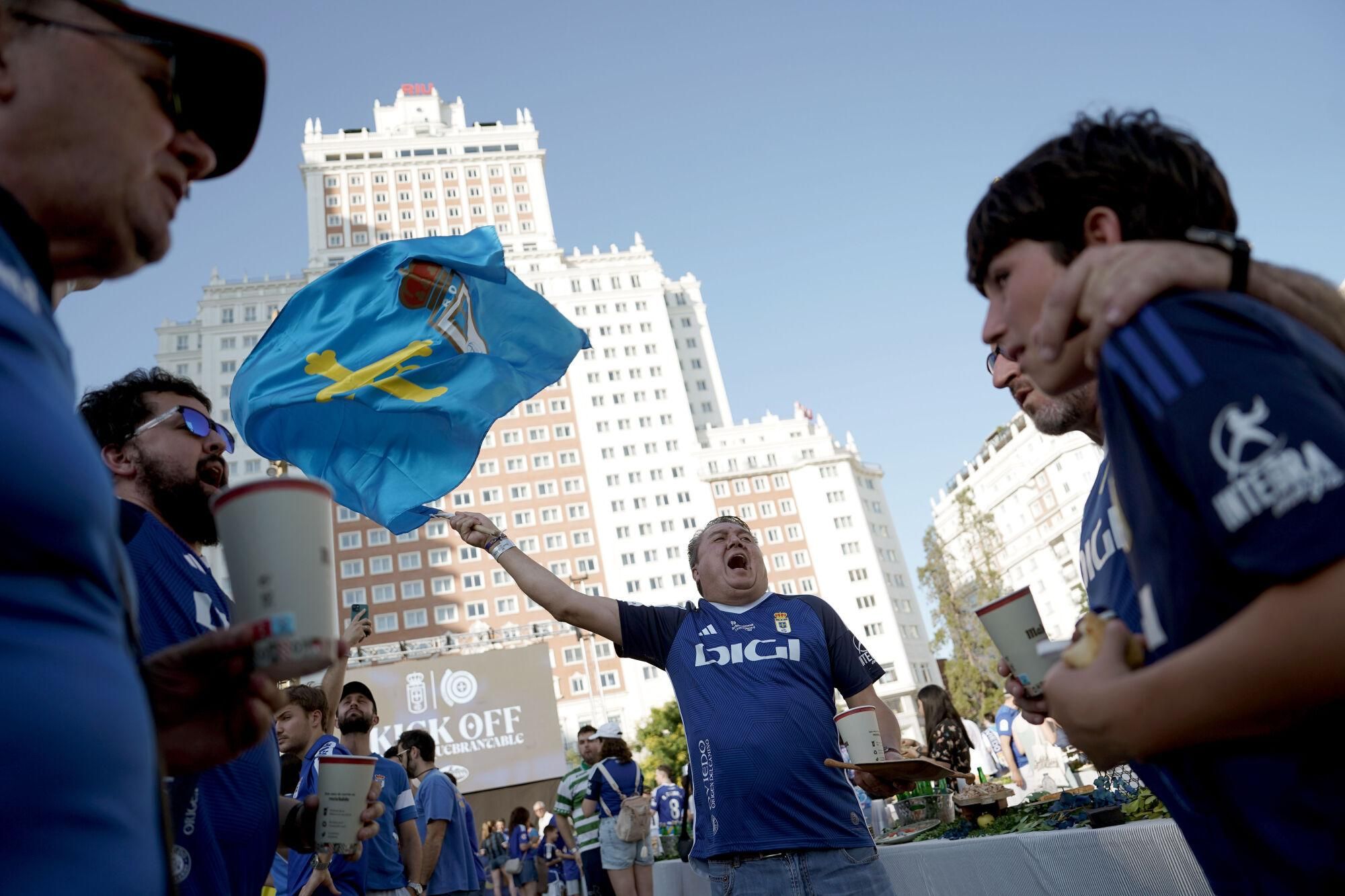 Así fue la fiesta del ascenso del Real Oviedo en Madrid.