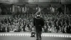 Jack Benny, en el papel de Joseph Tura, justo antes de que el apuntador le recuerde la frase inolvidable de ’Hamlet’.