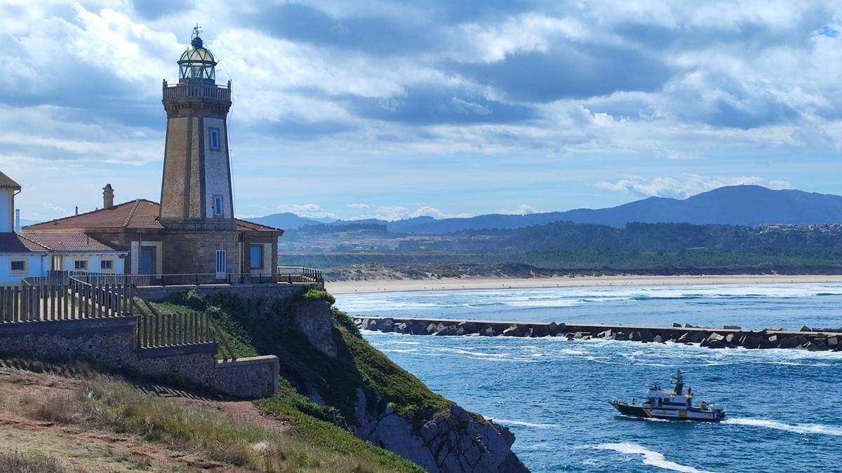 Una lancha de la Guardia Civil durante las labores de búsqueda junto al faro de San Juan de Nieva.