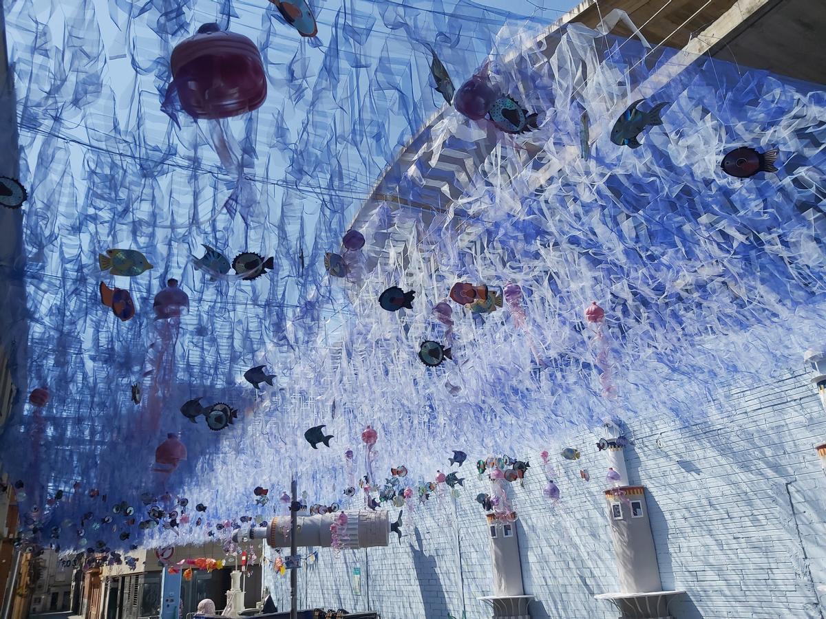 La calle Papin engalanada con decoraciones marinas con la presencia de plástico camuflada entre los peces