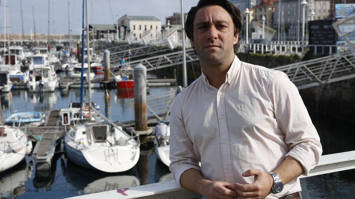 Andrés Ruiz, en el puerto deportivo de Gijón.
