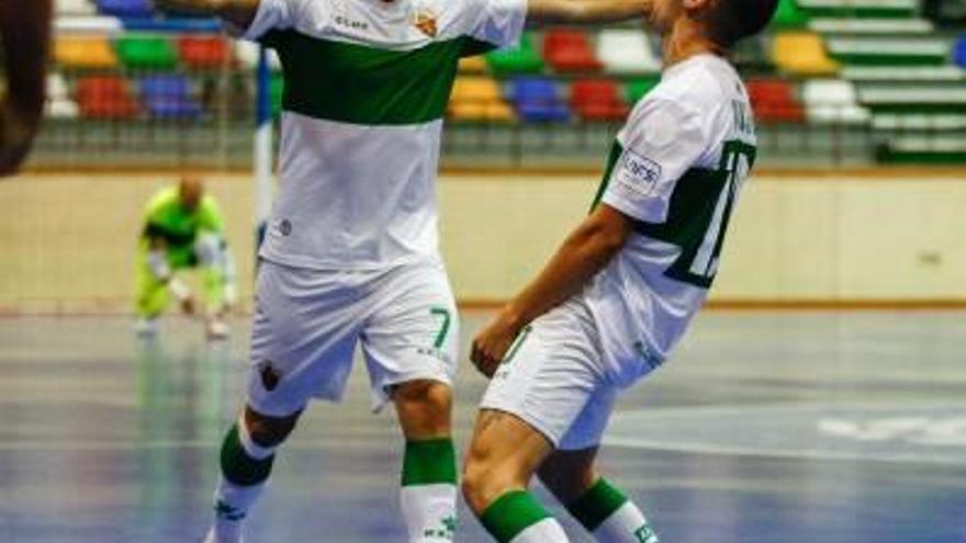 Los jugadores del Elche celebran un gol.