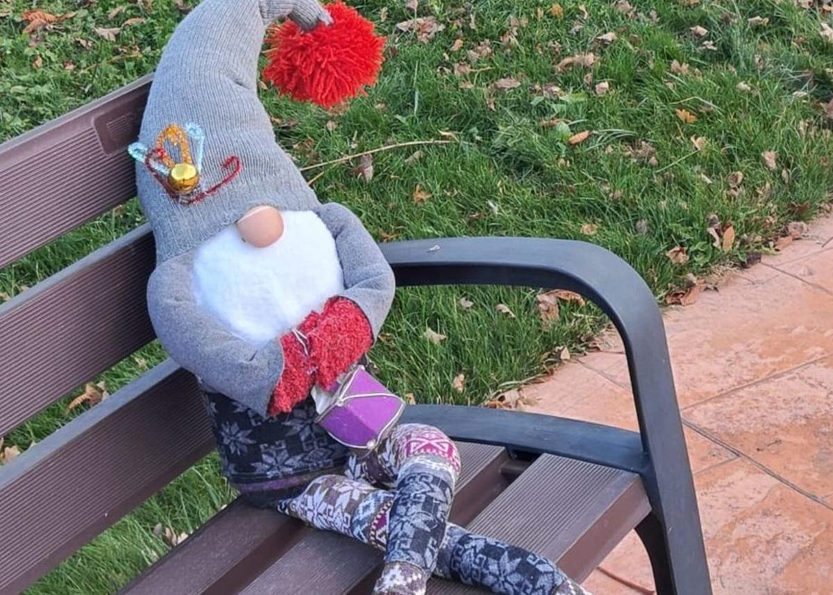 Adornos navideños fruto del trabajo colectivo, en el parque infantil | E. P.