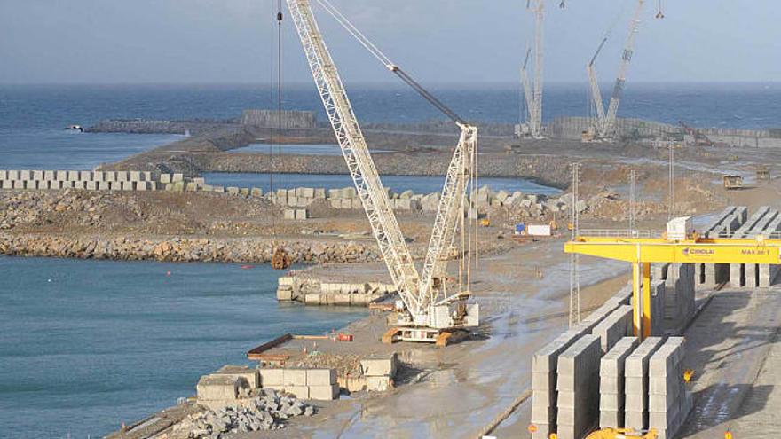 Vista de las obras del puerto exterior de Langosteira. / carlos pardellas