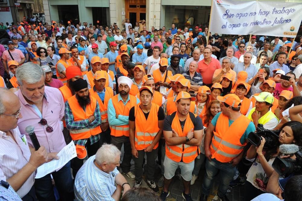 Gran protesta de los agricultores frente a la CHS