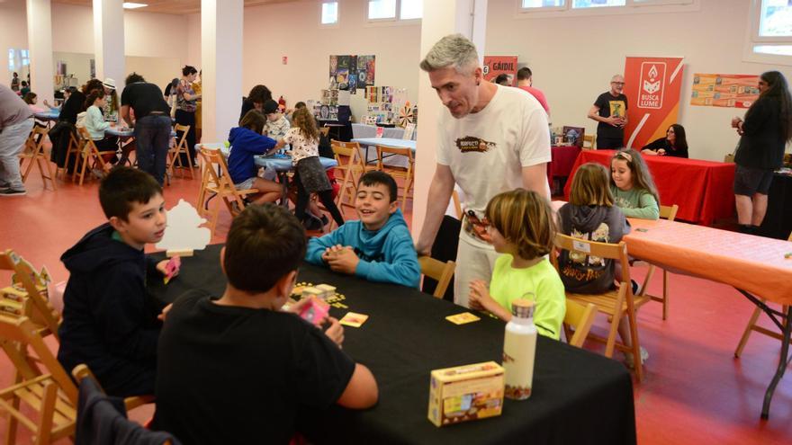 El certamen Ghallufadas se abre con la visita de los escolares del CEIP A Pedra