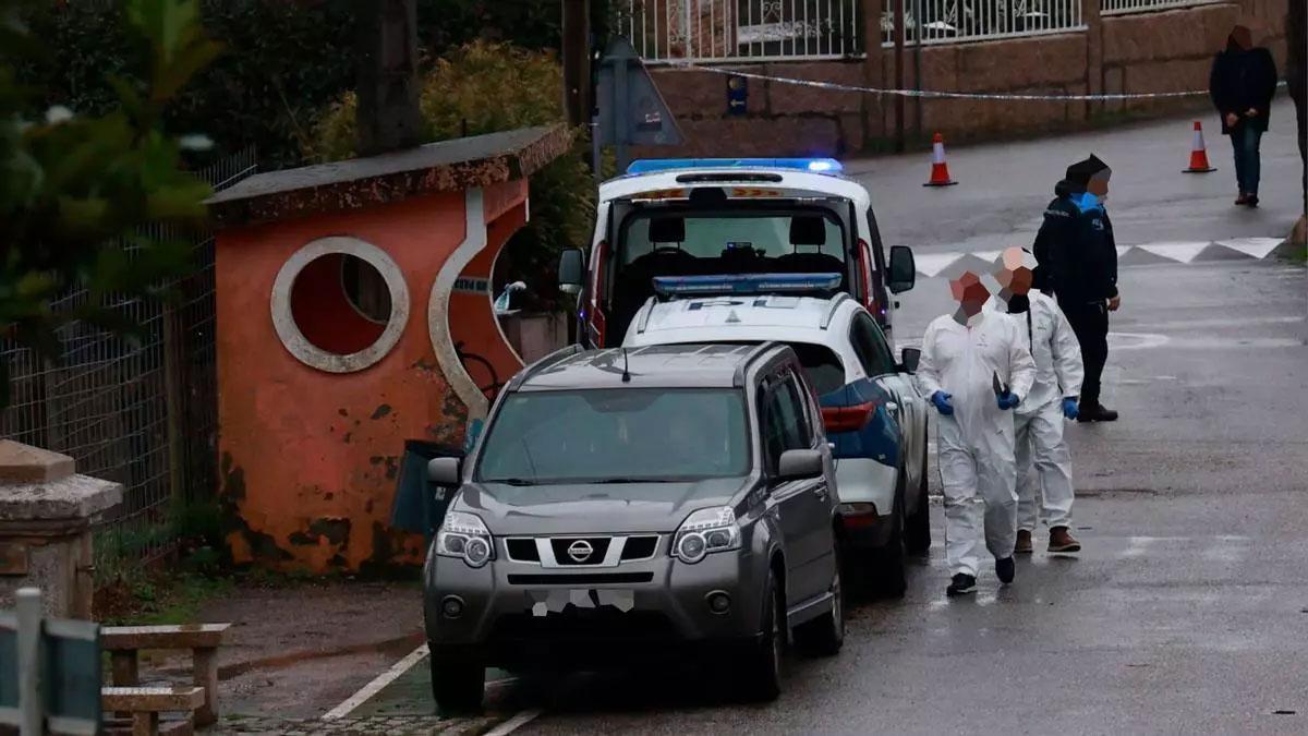 Agentes de la Guardia Civil y de la Policía Local de Mos en el lugar de los hechos. /