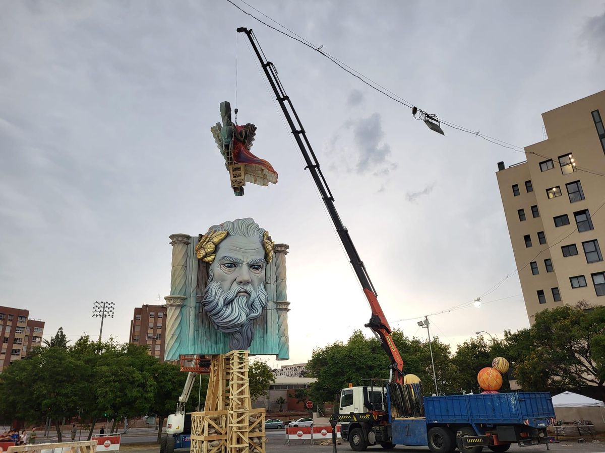 Subida del remate en la hoguera Polígon de Sant Blai