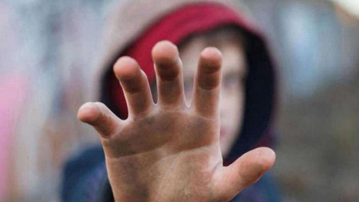 Un niño con una mano extendida, en una protesta contra el abuso sexual infantil.