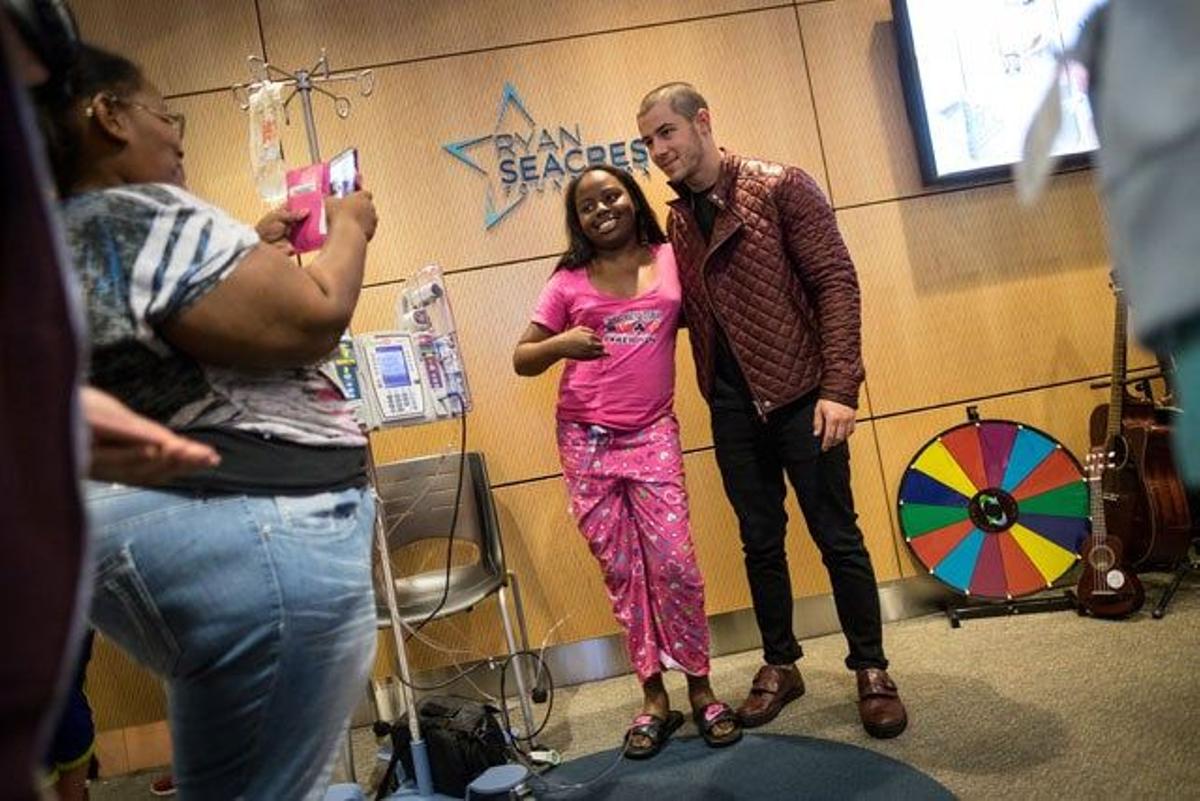 Nick Jonas posa con otra niña ingresada en el Hospital Infantil County Orange