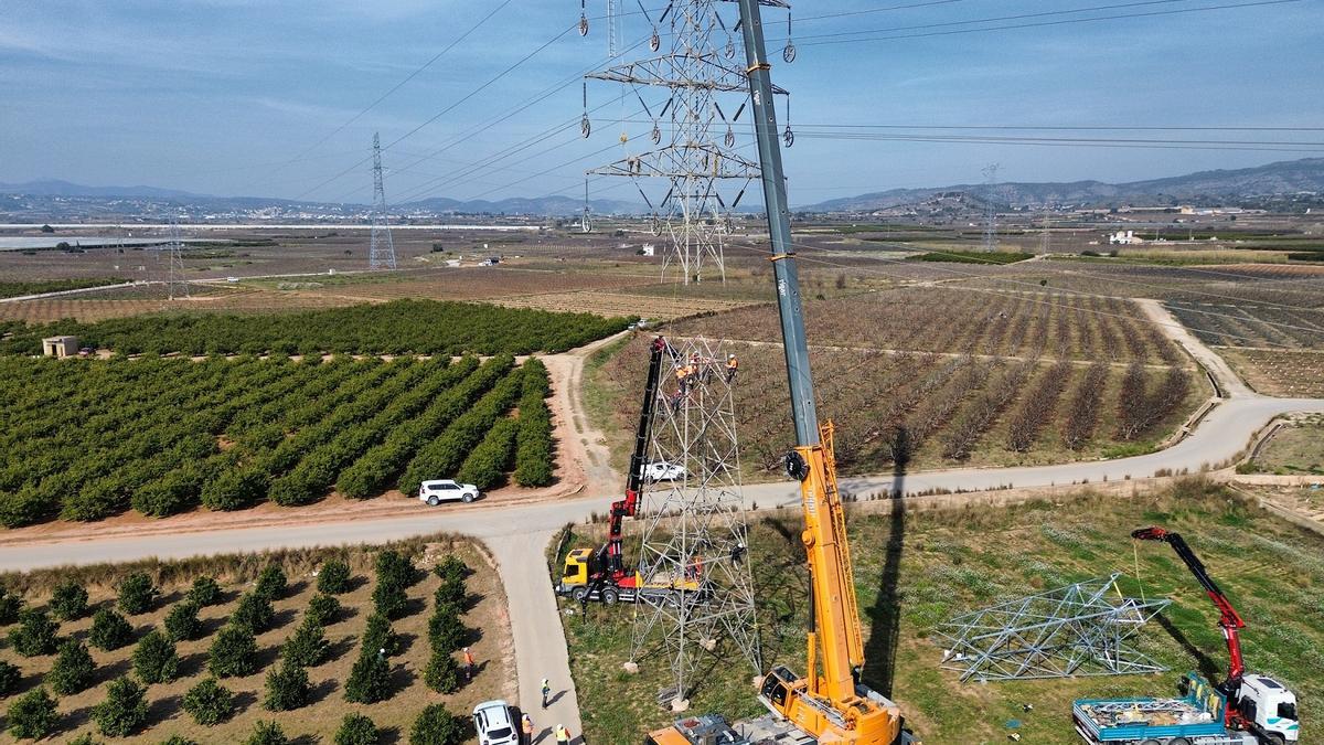 Trabajos en torres de alta tensión de Iberdrola en Carlet tras la dana.