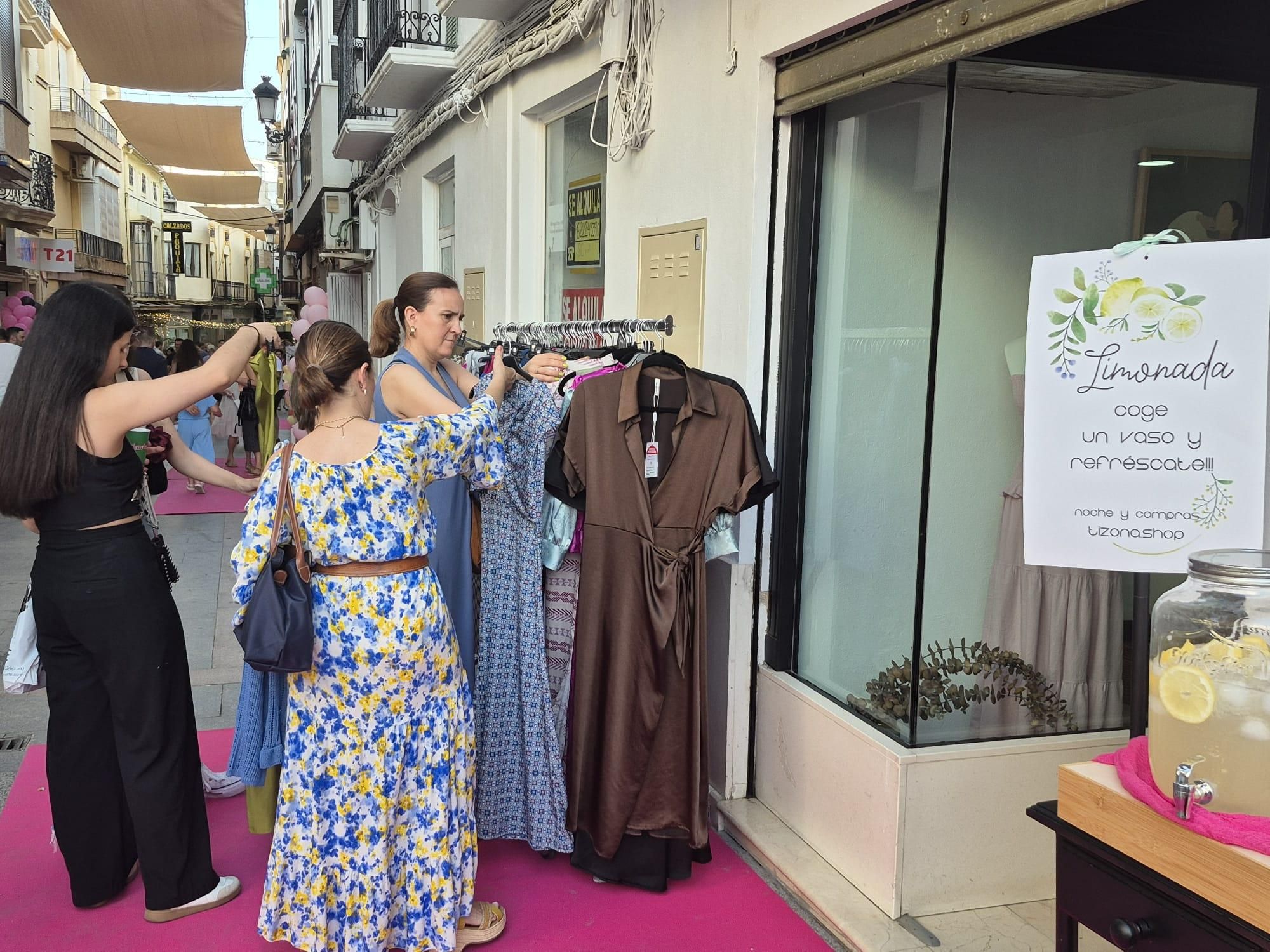 Puente Genil, Cabra y Baena celebran sus 'Noches de compras'