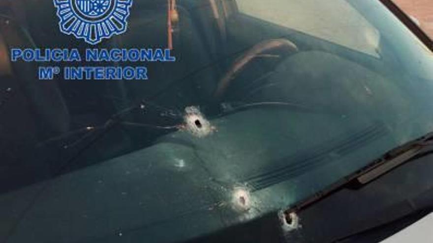 Detalle de impactos de bala en el coche tiroteado.