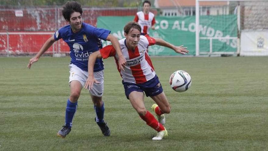 Un futbolista del Alondras y otro del Oviedo pugnan ayer. // S. Álvarez