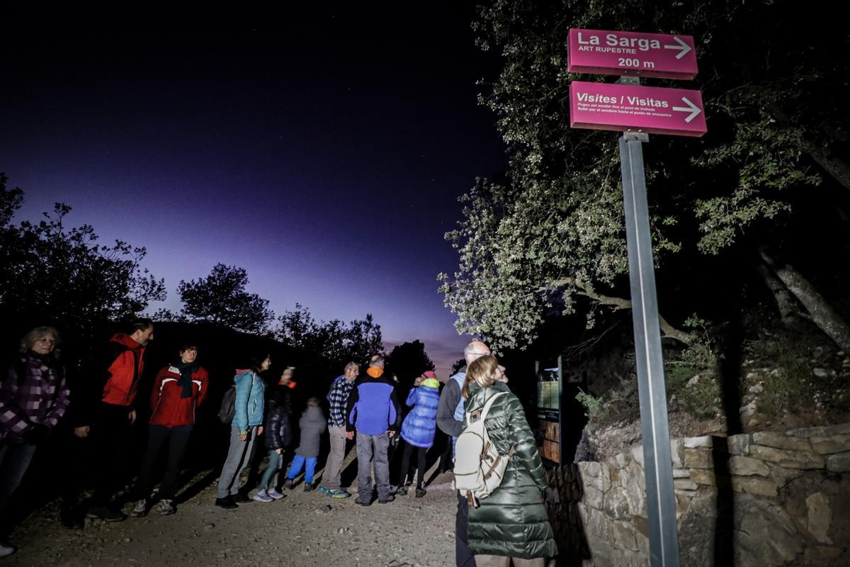 Uno de los grupos se dispone a subir a los abrigos de La Sarga para ver sus milenarias pinturas